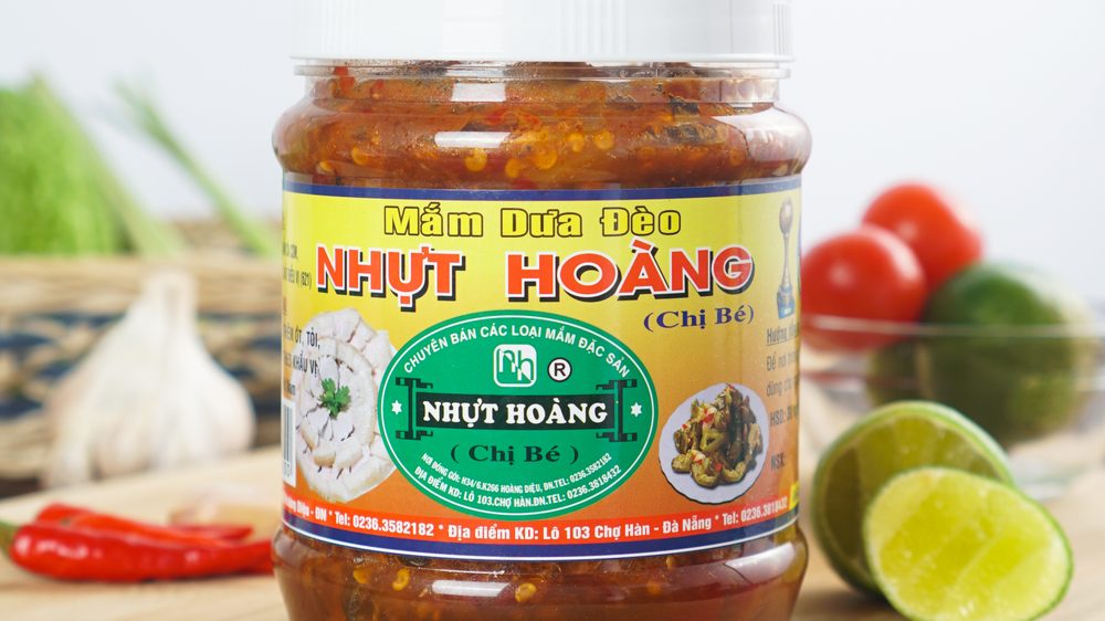 Hũ mắm dưa đèo Nhựt Hoàng với những miếng dưa gang non ngâm muối