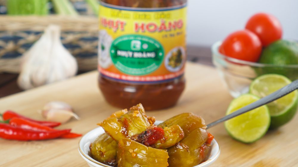 Dưa đèo múc ra chén, bên cạnh là chanh và ớt tươi