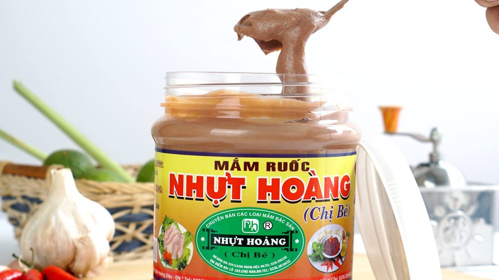 Mắm ruốc đặc sánh màu nâu đỏ được múc lên bằng thìa