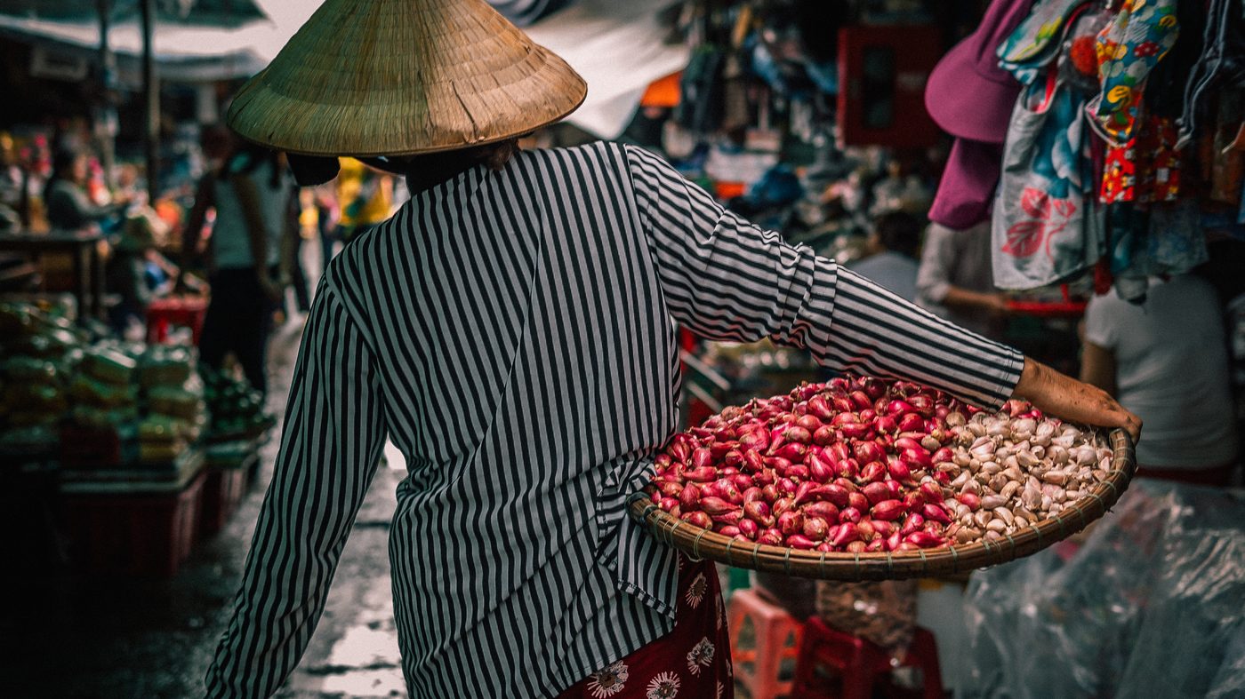 Người bán hàng trong chợ Đông Ba Huế
