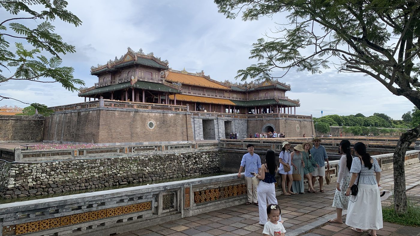 Ngọ Môn với lầu Ngũ Phụng phía trên