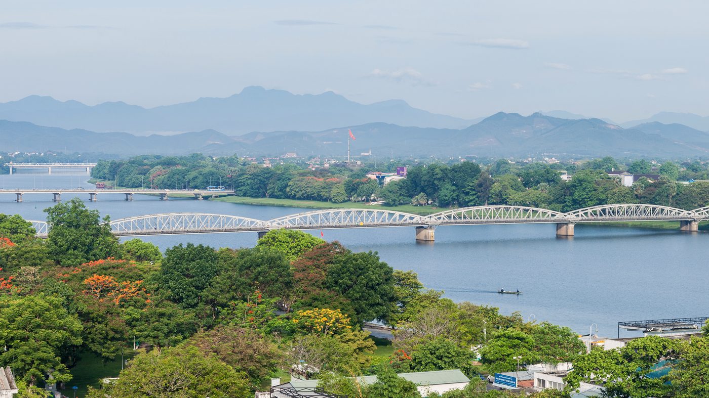 Sông Hương và cầu Trường Tiền nhìn từ trên cao