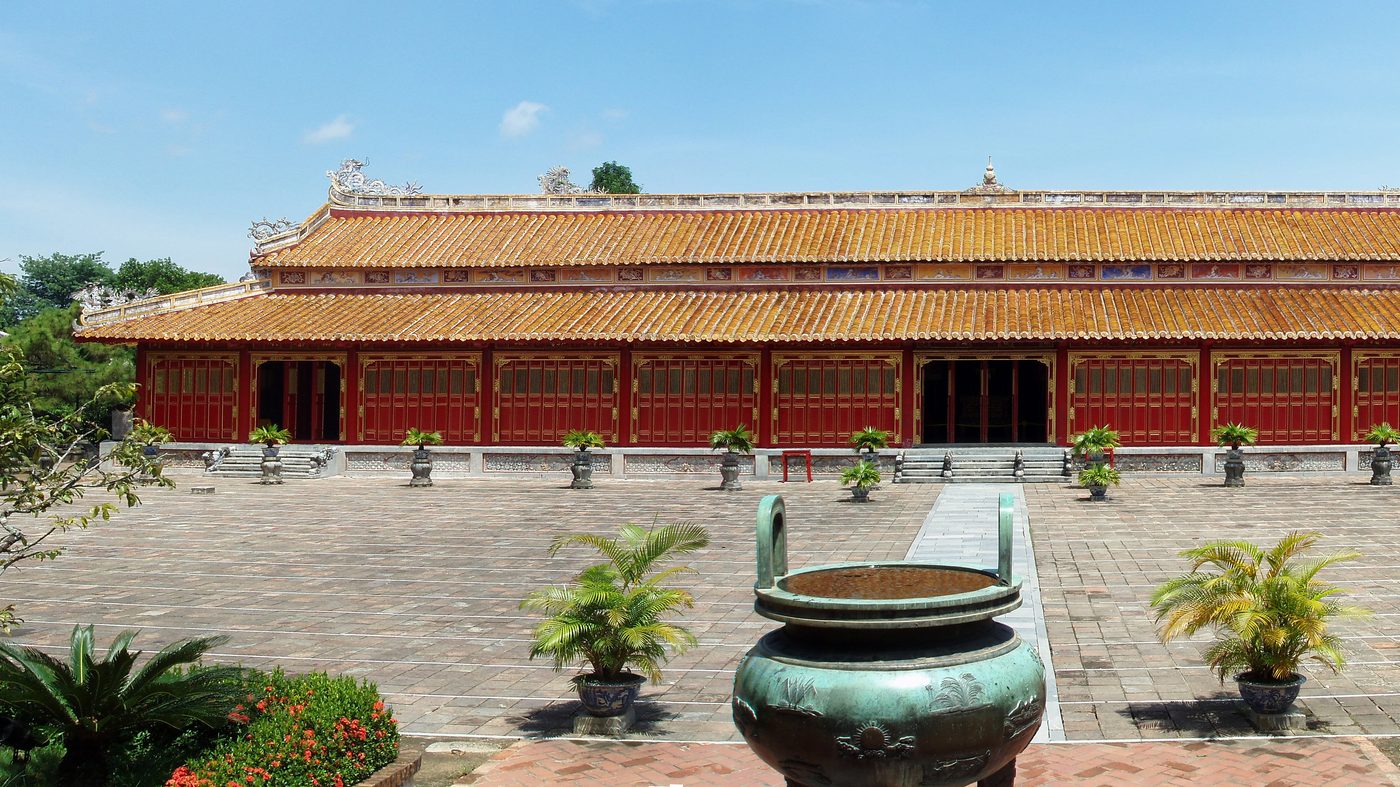 Thế Miếu với dãy nhà thờ dài và lư đồng phía trước