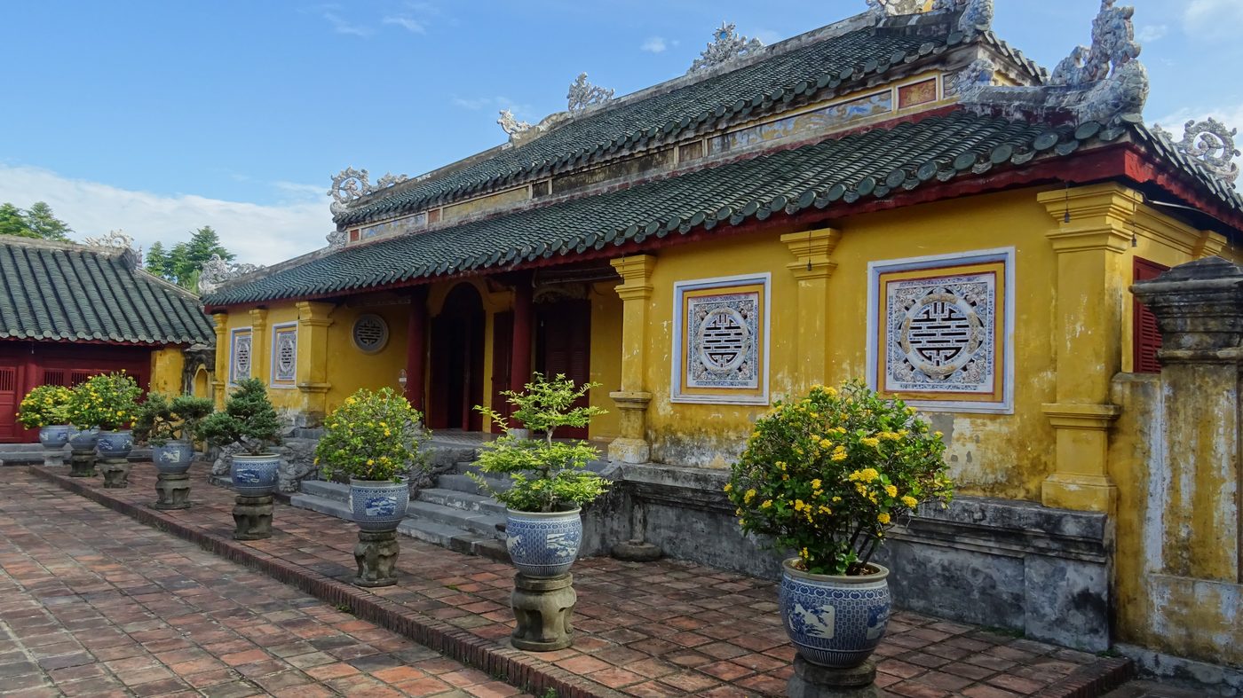 Cung Trường Sanh với tường vàng và cửa sổ trang trí