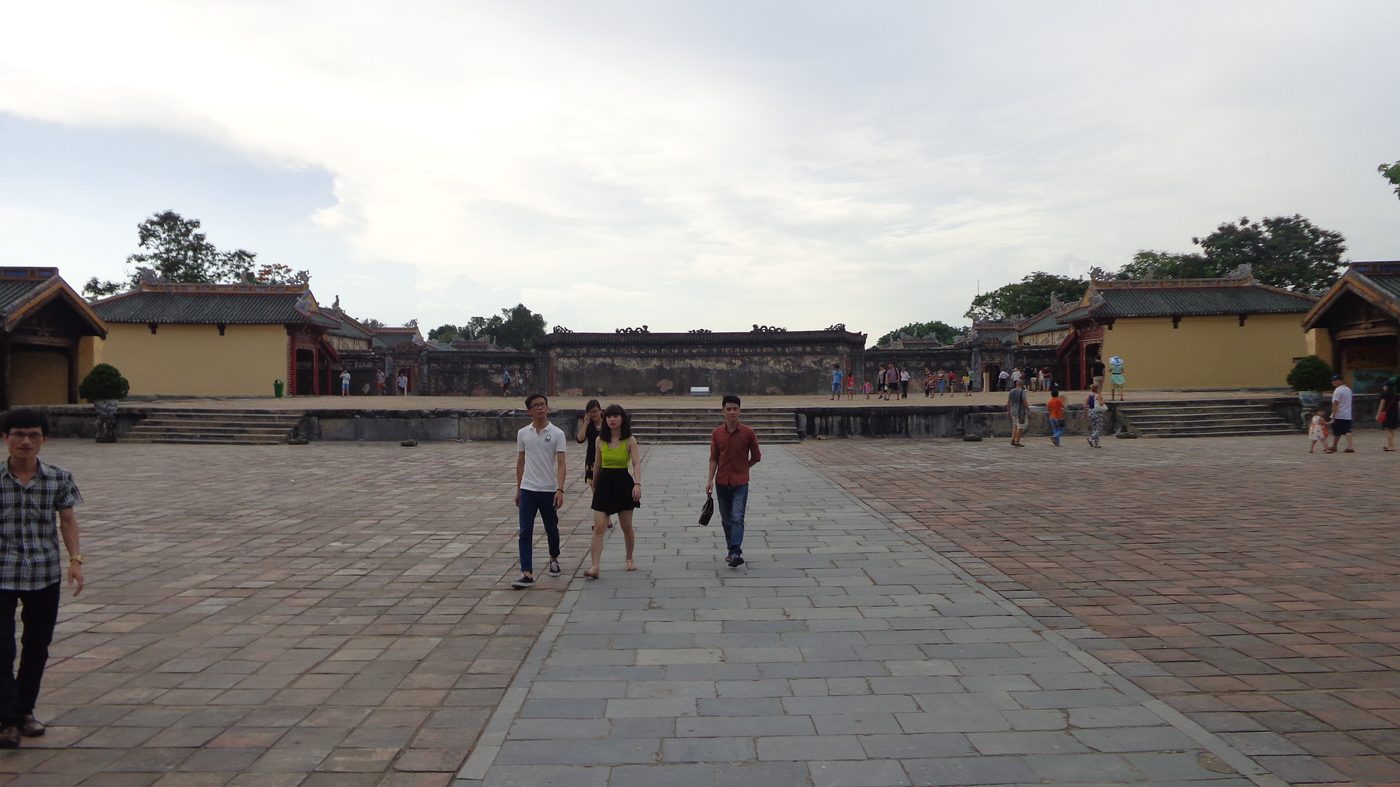 Nền điện Cần Chánh chỉ còn lại phần móng đá