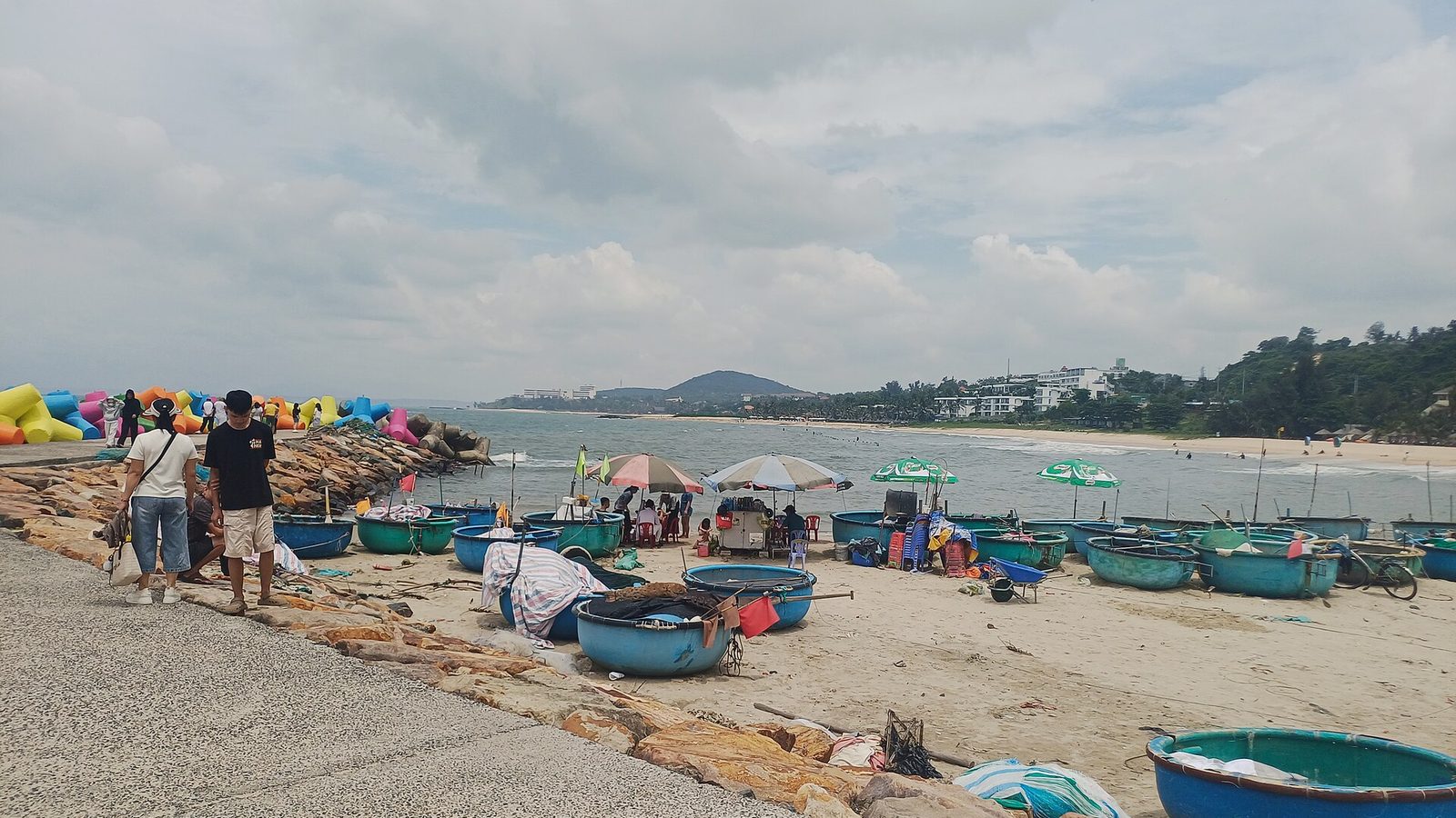 Bãi đá Ông Địa và Hòn Rơm — hai bãi công cộng trên đường ra Mũi Né