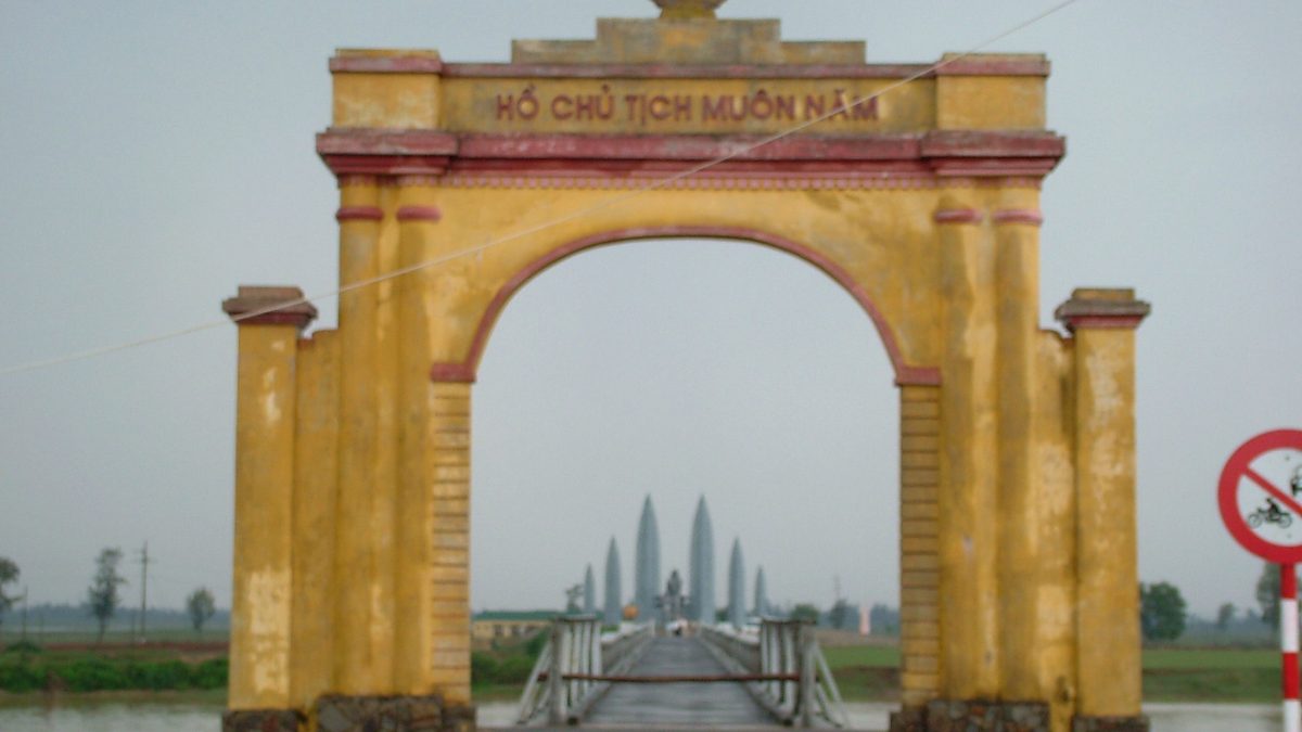 Cầu Hiền Lương — cây cầu sơn hai màu suốt 21 năm