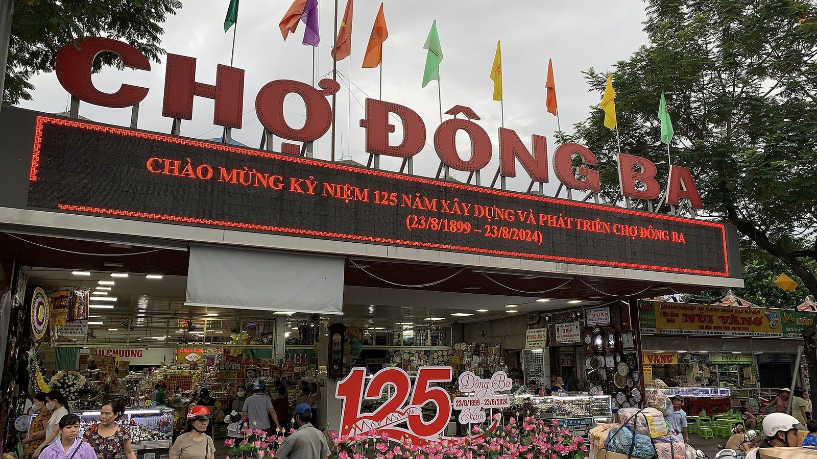 Chợ Đông Ba — 125 năm, và là nơi mua đặc sản Huế đầy đủ nhất
