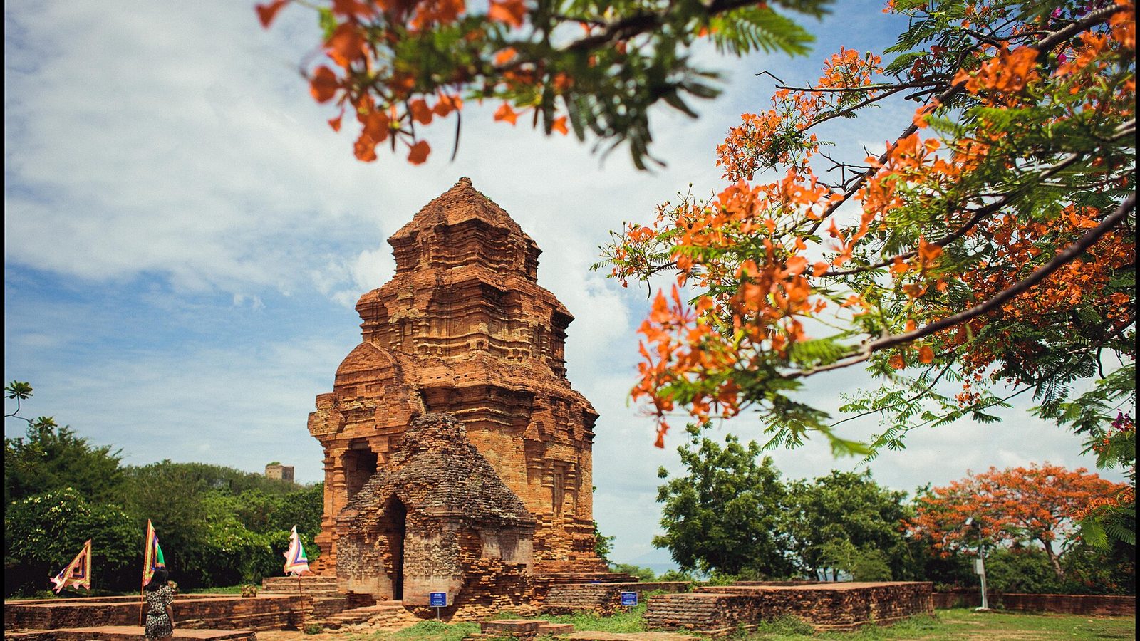 Tháp Po Sah Inư — tháp Chăm cổ nhất còn lại ở Bình Thuận