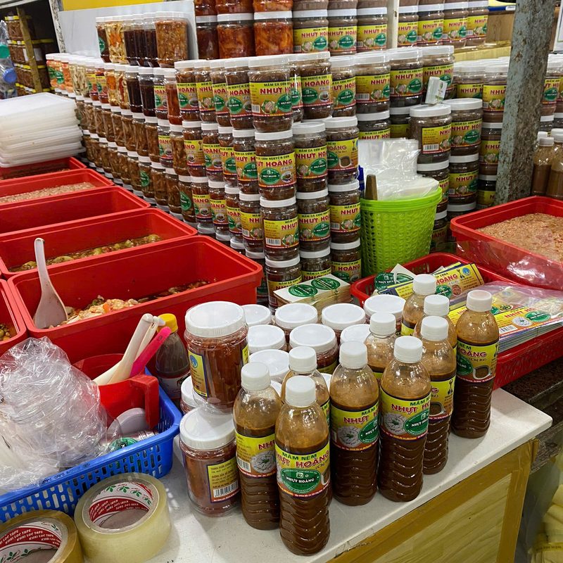 Quầy hàng tại lô 103 chợ Hàn.