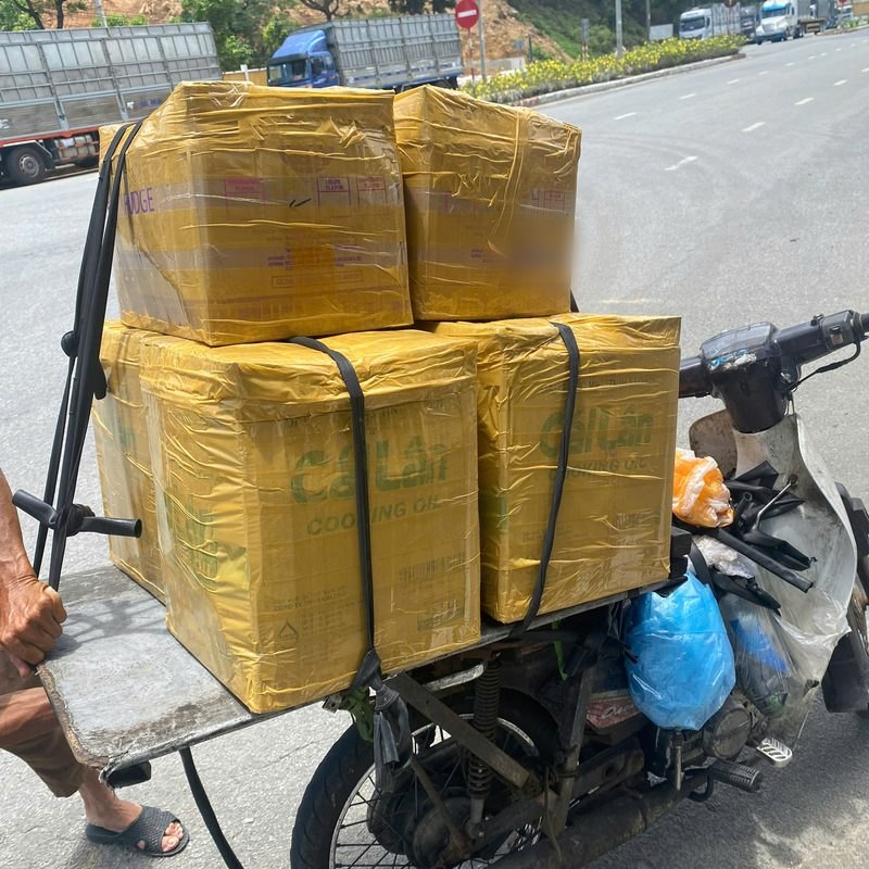 Hàng lên xe rời quầy đi giao.
