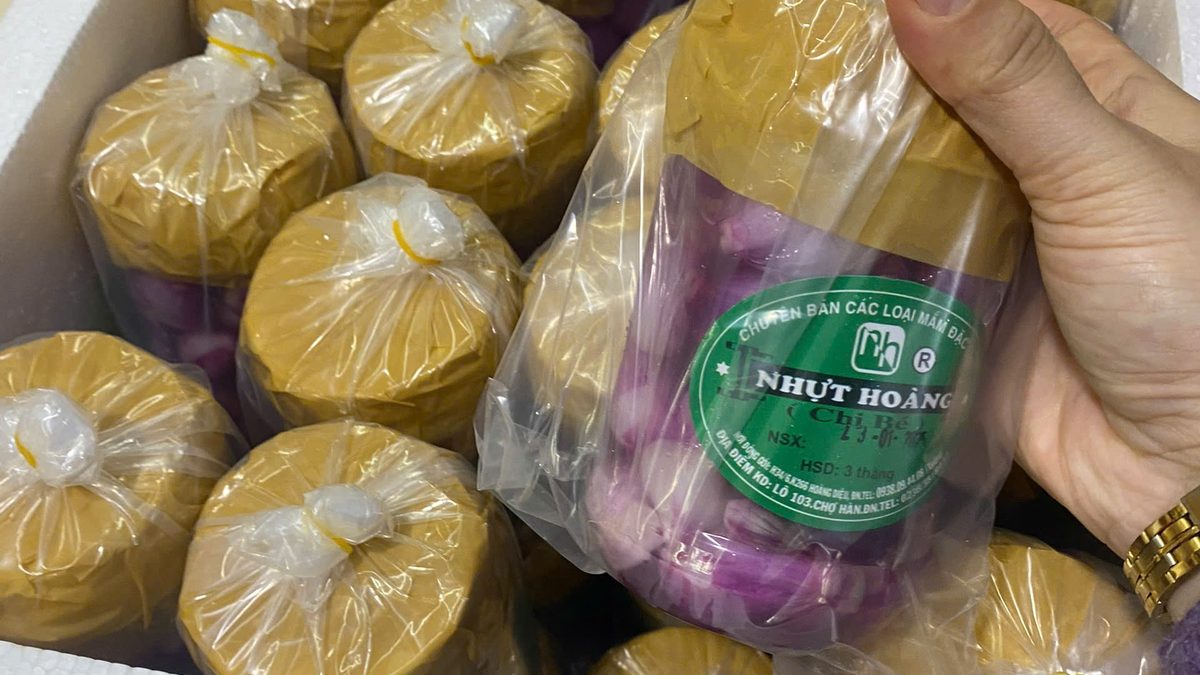 Từng hũ mắm bọc túi nilon buộc chặt, xếp vào thùng xốp