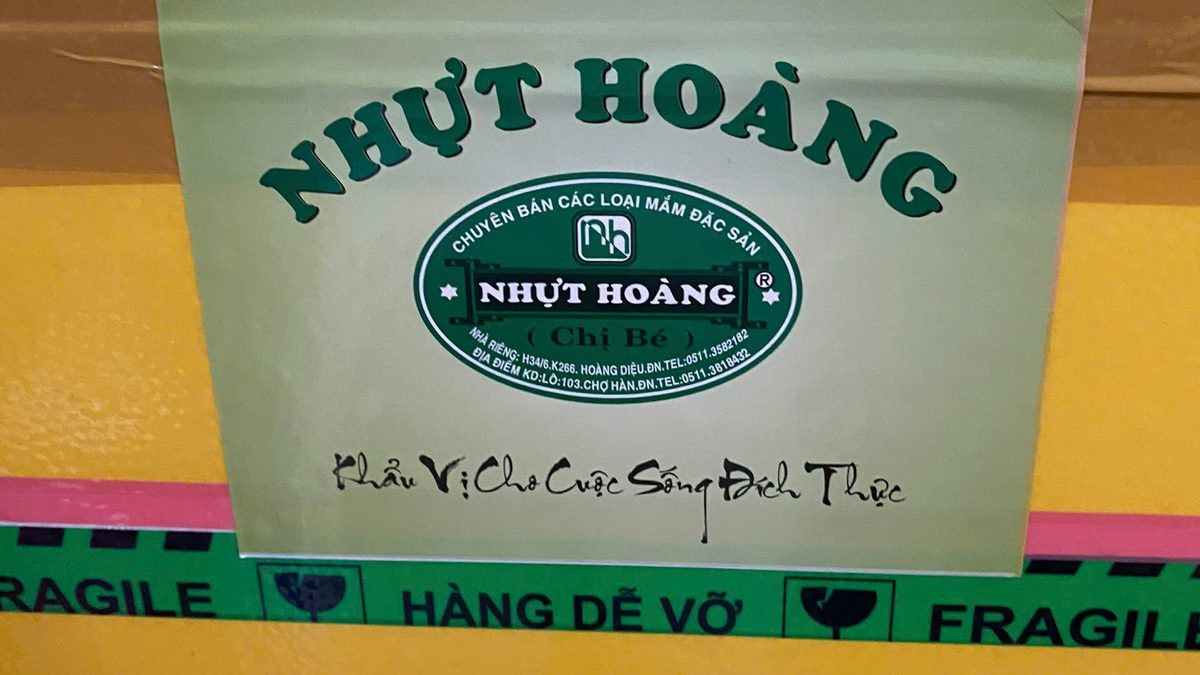 Thùng hàng Nhựt Hoàng quấn kín, dán tem hàng dễ vỡ