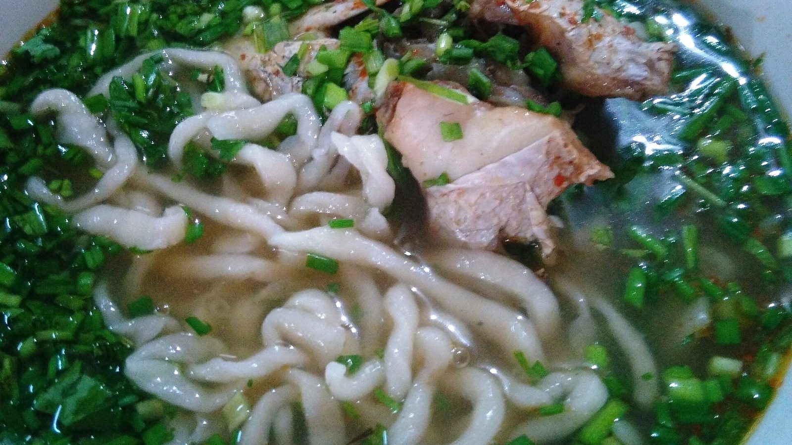 Bánh canh cá lóc — sợi bột mì cán tay, nước dùng nấu từ chính con cá