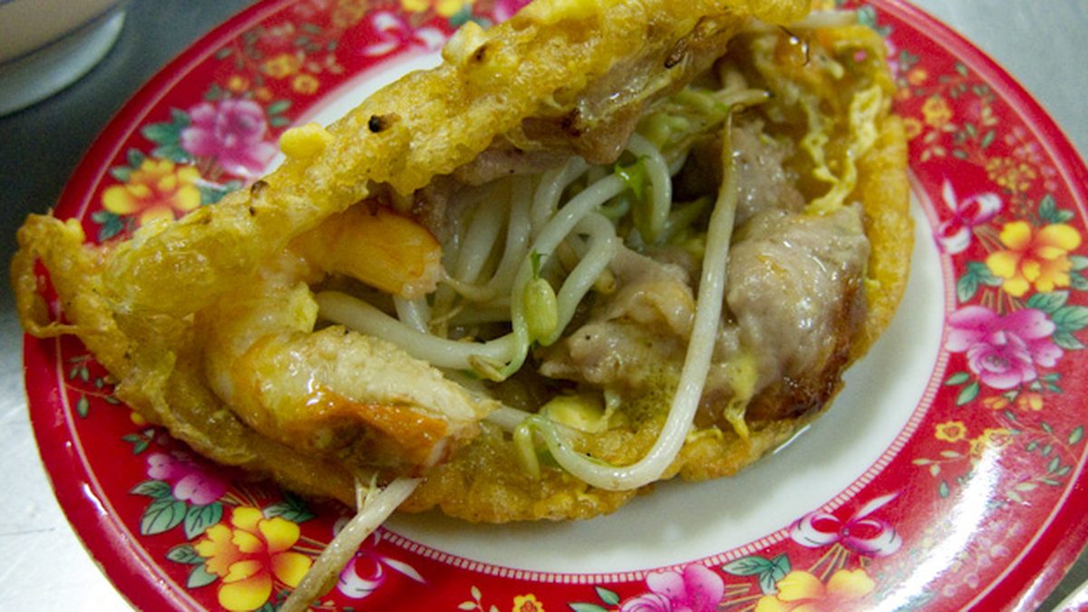 Bánh khoái Huế — không phải bánh xèo thu nhỏ, khác nhau ở chén nước lèo