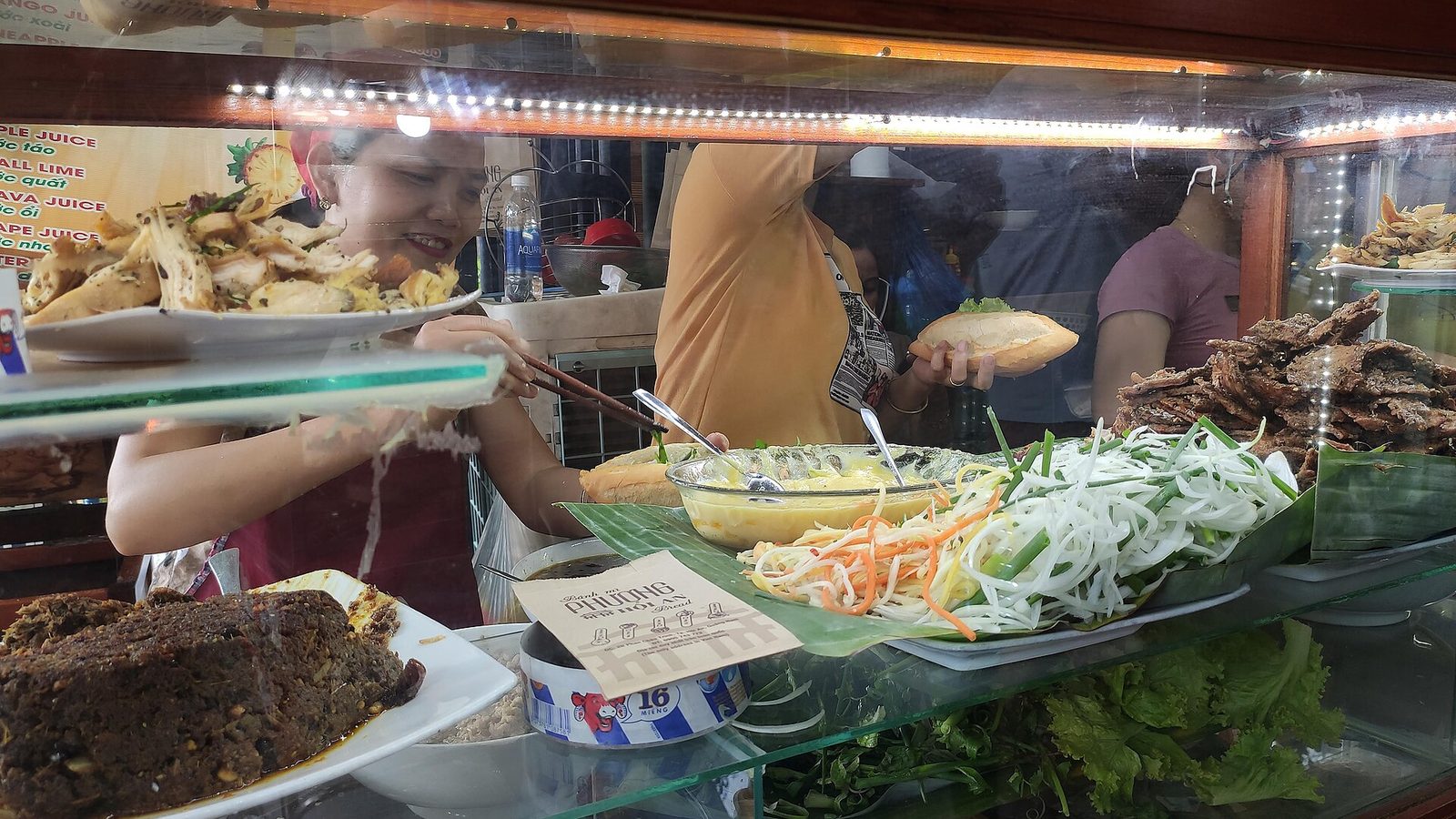 Bánh mì Hội An — ổ bánh nhỏ, nhân nhiều loại và một thìa sốt riêng