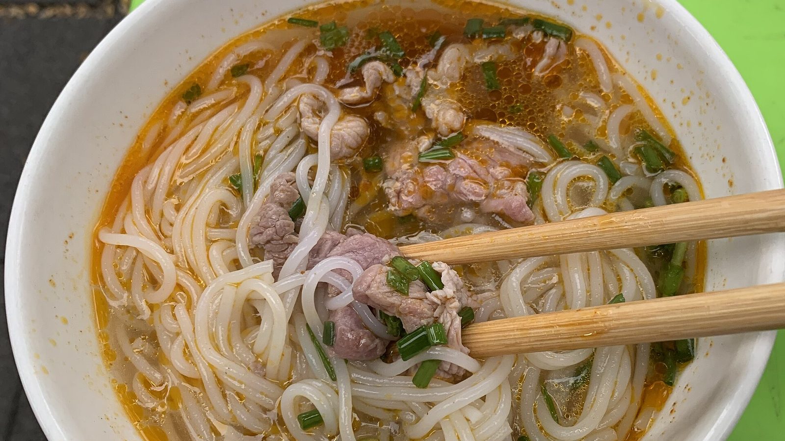 Bún bò Huế — mắm ruốc làm nên chiều sâu nồi nước dùng