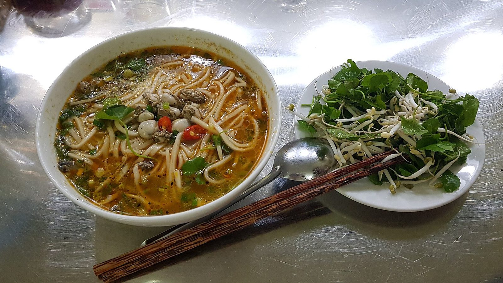 Cháo canh Quảng Bình — sợi bột mì nấu với cá hoặc hàu