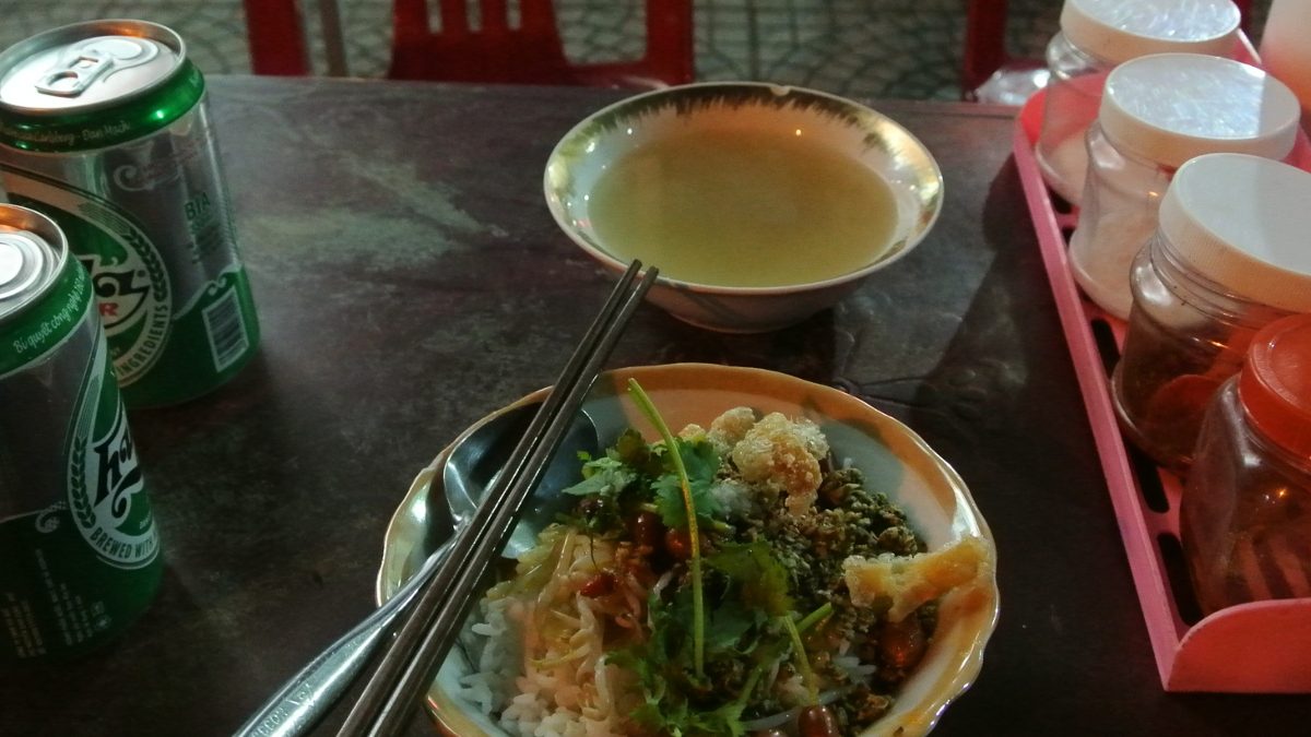 Cơm hến Huế — món nhà nghèo ăn bằng cơm nguội