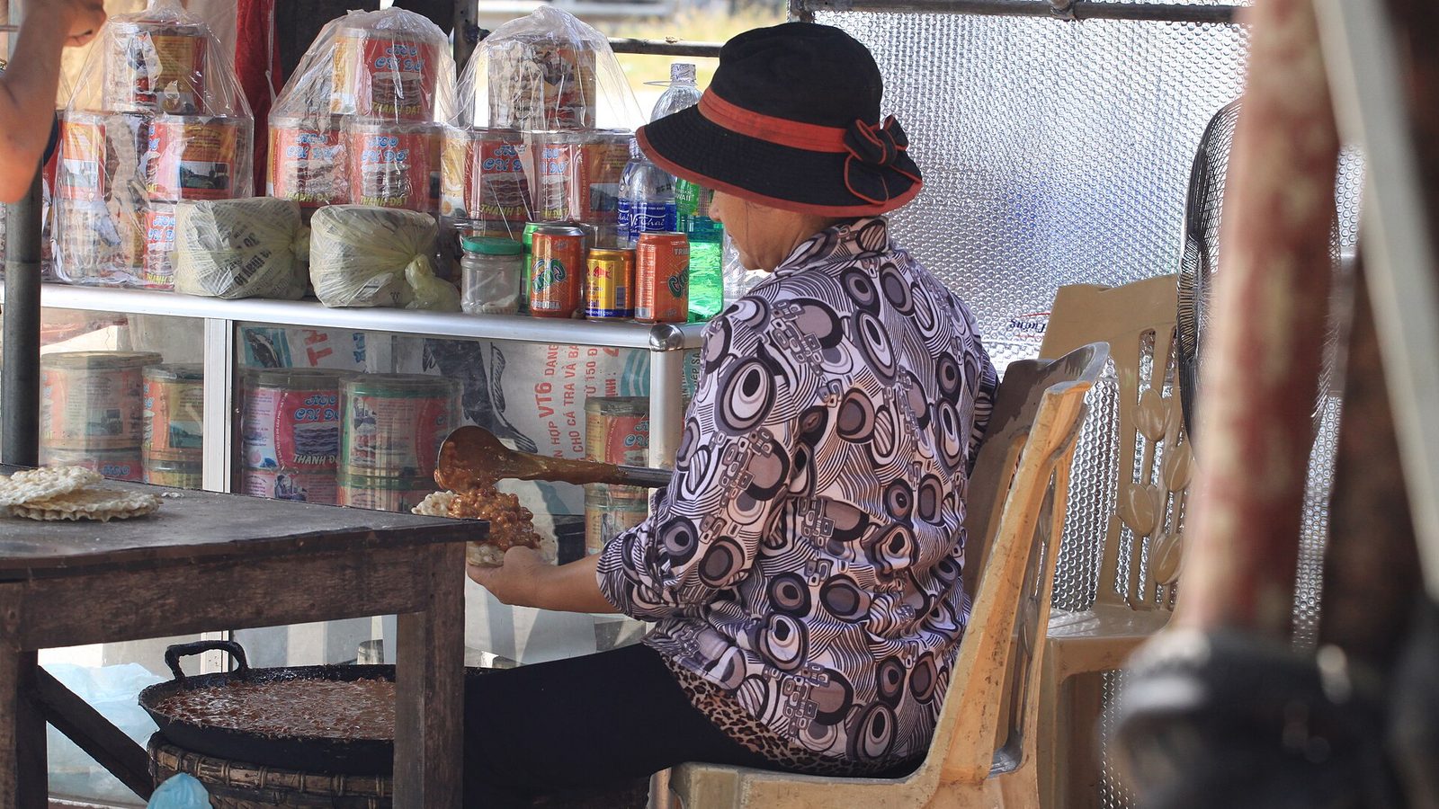 Kẹo cu đơ — mật mía, lạc và hai lát bánh tráng