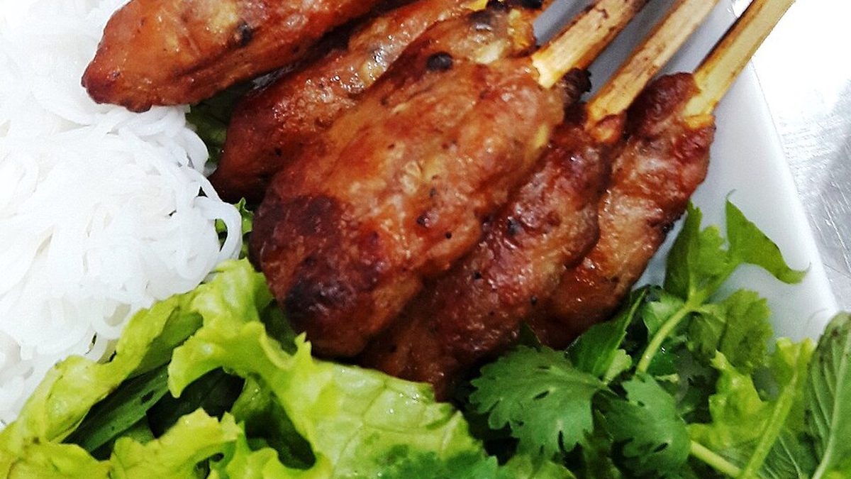 Nem lụi Huế — thịt quết nướng trên que sả, cuốn bánh tráng chấm tương