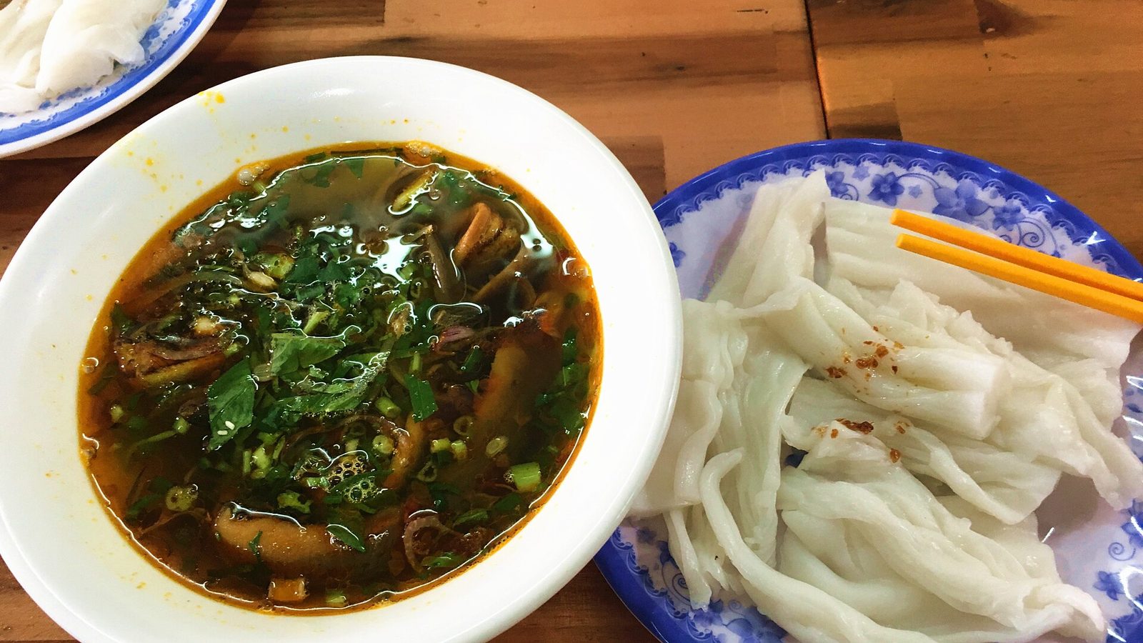 Súp lươn Vinh — bát lươn cay ăn kèm bánh mướt