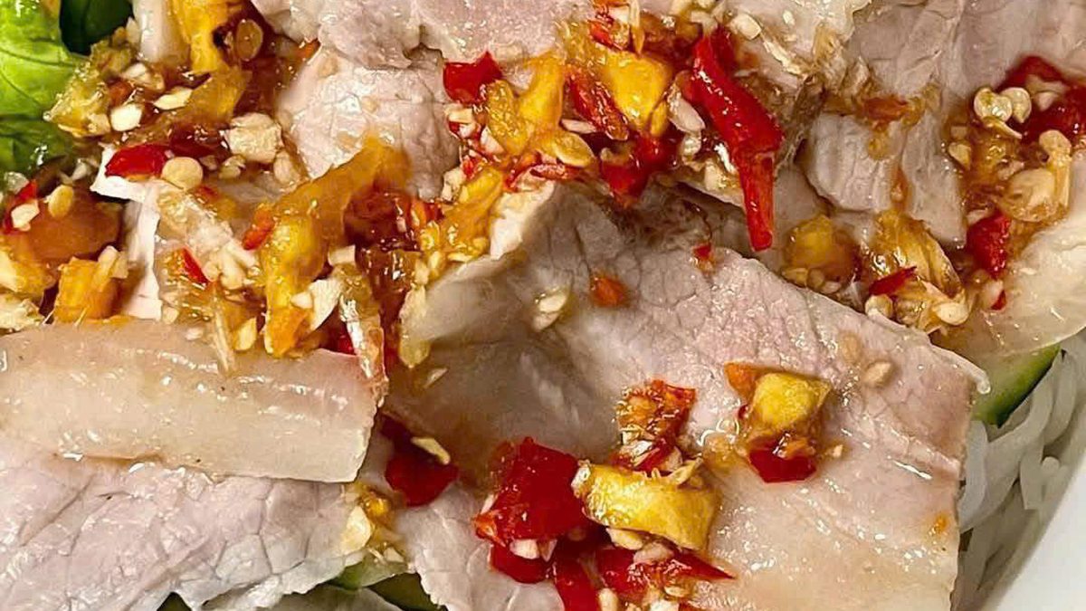 Thịt luộc chấm mắm tôm chua — mâm cơm miền Trung thu nhỏ
