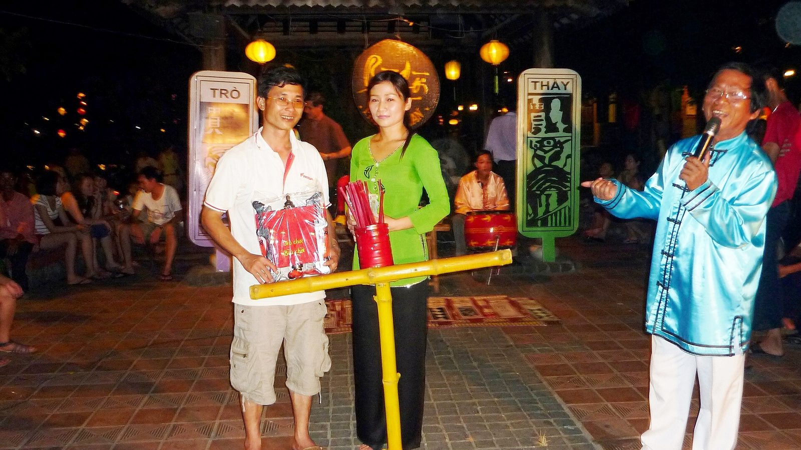 Một hội bài chòi ngoài trời ở phố cổ Hội An buổi tối