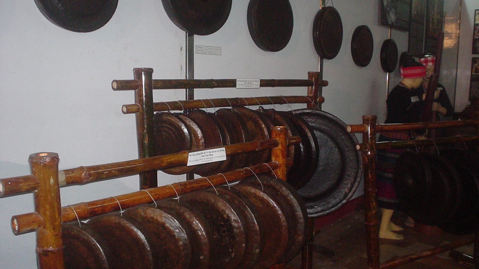 Bộ cồng chiêng Tây Nguyên treo trên giá