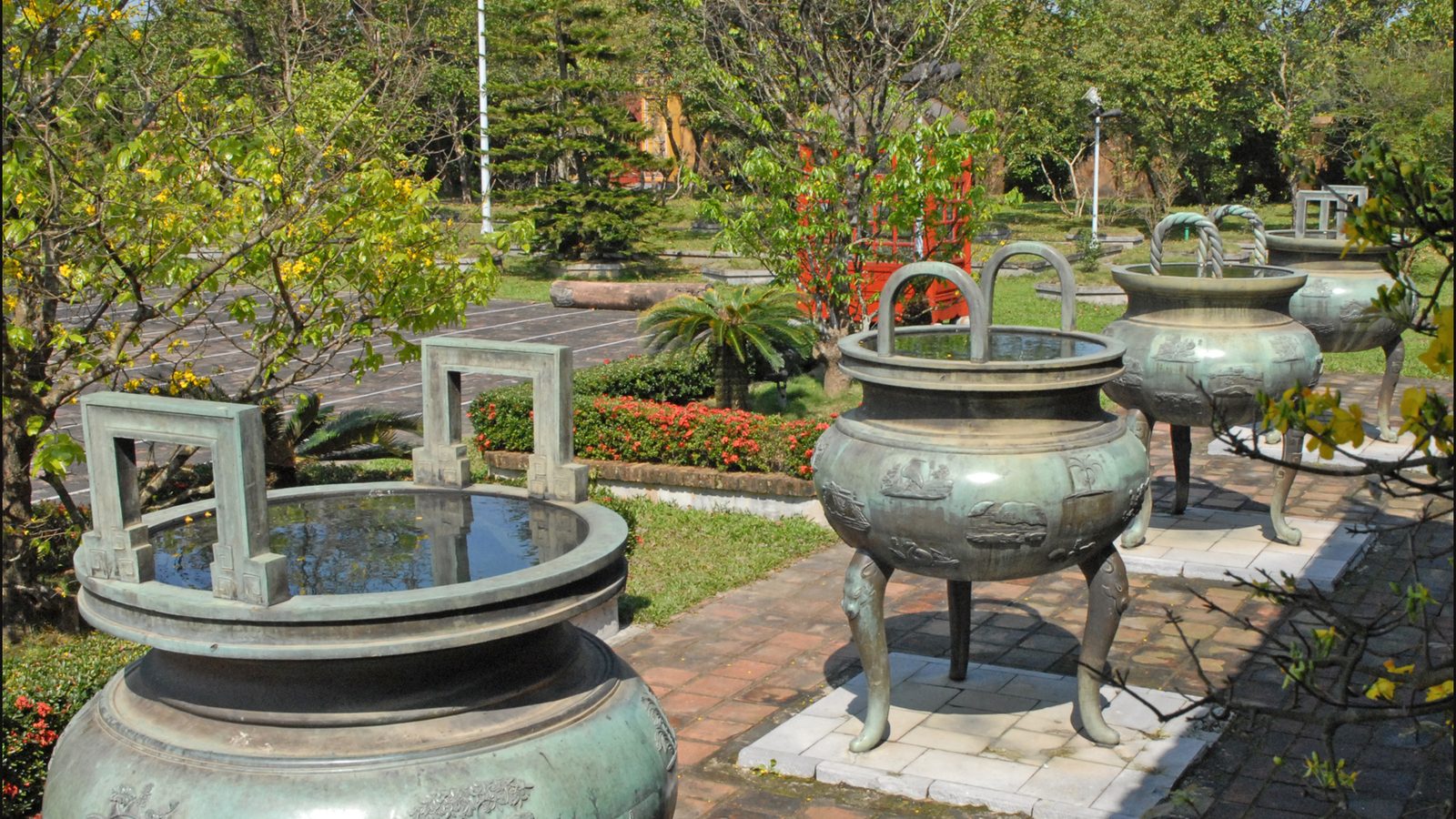 Những chiếc đỉnh đồng lớn đặt ngoài trời trước Thế Miếu, Hoàng thành Huế