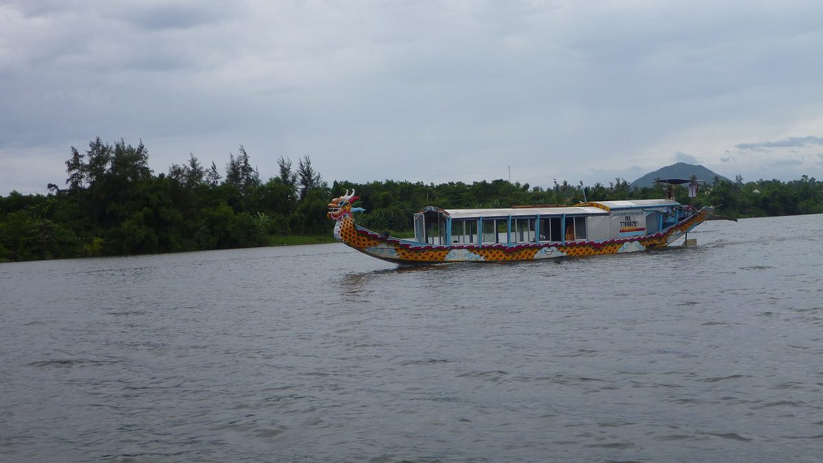 Ca Huế trên sông Hương